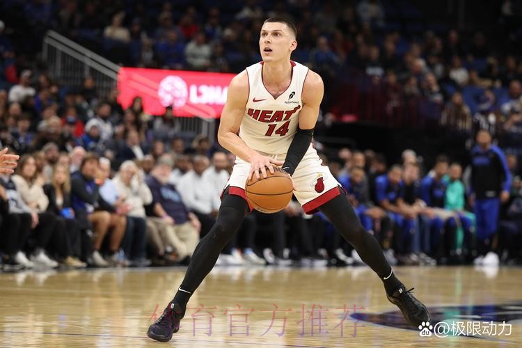 热火记者:希罗存在肋软骨连接处问题,不太可能出战五连客 热火记者:希罗存在肋软骨连接处问题,不太可能出战五连客